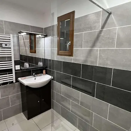 Maison Avec Cour, Piscine Sécurisée, Climatisation, 3 Chambres, Proche Plage, 8 Personnes - Fr-1-701-33 * Vendres