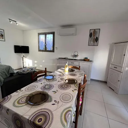 Holiday home Maison Avec Cour, Piscine Securisee, Climatisation, 3 Chambres, Proche Plage, 8 Personnes - Fr-1-701-33