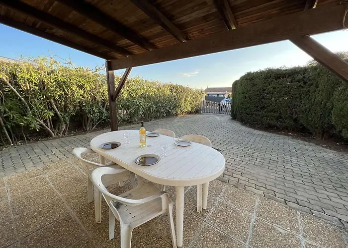 Maison Avec Cour, Piscine Securisee, Climatisation, 3 Chambres, Proche Plage, 8 Personnes - Fr-1-701-33 * Vendres