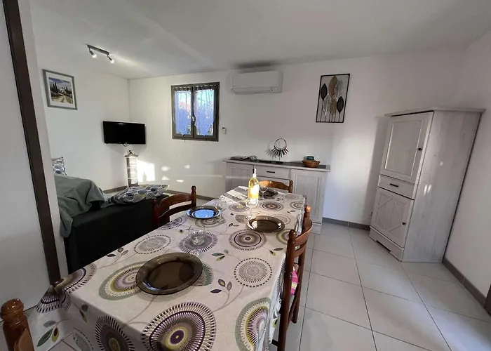 Casa de Férias Maison Avec Cour, Piscine Securisee, Climatisation, 3 Chambres, Proche Plage, 8 Personnes - Fr-1-701-33