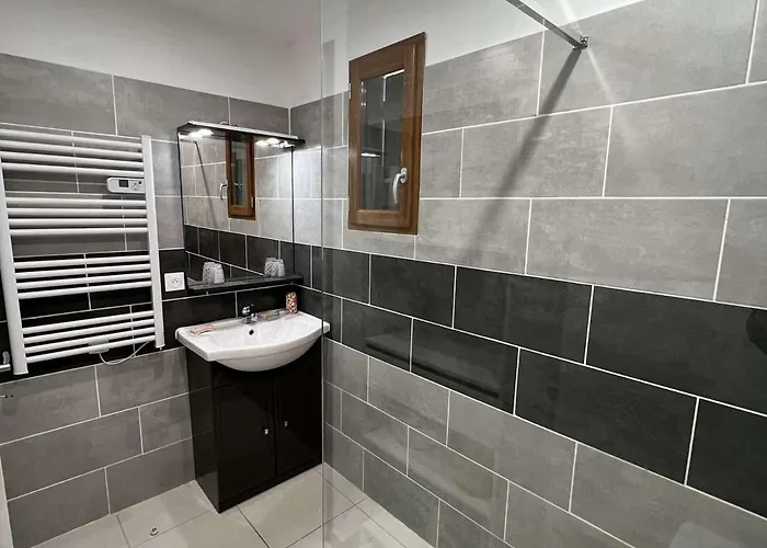 Maison Avec Cour, Piscine Securisee, Climatisation, 3 Chambres, Proche Plage, 8 Personnes - Fr-1-701-33 * Vendres
